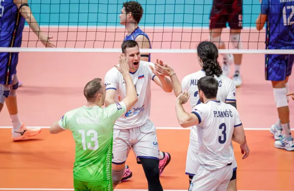 Slovenski odbojkarji so za konec predtekmovanja evropskega prvenstva v petih nizih izgubili z Italijo za drugo mesto v skupini.