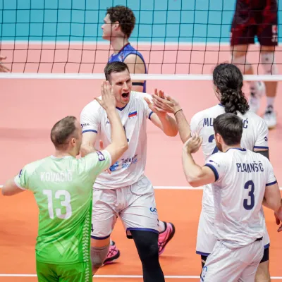 Slovenski odbojkarji so za konec predtekmovanja evropskega prvenstva v petih nizih izgubili z Italijo za drugo mesto v skupini.