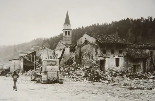 Posnetki posledic potresa 6.maja 1976 v Breginjskem kotu in posočjuavtor Miro Cencič /Primorske novice fotografije v arhivu Gori&scaron;kega muzeja----------------------na posnetkih Breginj