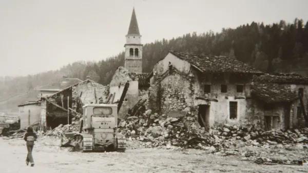 Posnetki posledic potresa 6.maja 1976 v Breginjskem kotu in posočjuavtor Miro Cencič /Primorske novice fotografije v arhivu Gori&scaron;kega muzeja----------------------na posnetkih Breginj