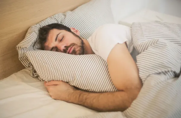 Pravilo osmih ur je očitno preveč poenostavljeno. Ljudje potrebujemo različne količine spanja, pomembno pa je tudi, kdaj spimo. Kljub temu ostaja preprosto navodilo: spite dovolj, kadar in kjer lahko.