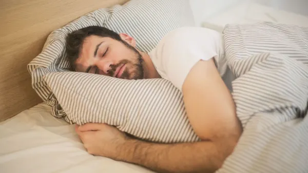 Pravilo osmih ur je očitno preveč poenostavljeno. Ljudje potrebujemo različne količine spanja, pomembno pa je tudi, kdaj spimo. Kljub temu ostaja preprosto navodilo: spite dovolj, kadar in kjer lahko.