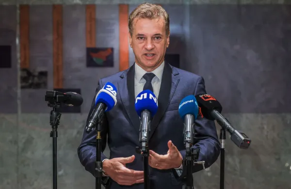Ljubljana, DZ.Izjava za medije predsednika Gibanja Svoboda Roberta Goloba po izredni seji DZ, na kateri so obravnavali zahtevo Specializiranega drzavnega tozilstva za odlocitev o dovoljenju za zacetek kazenskega postopka zoper poslanca Svobode Roberta Goloba v zadevi Bobnar.