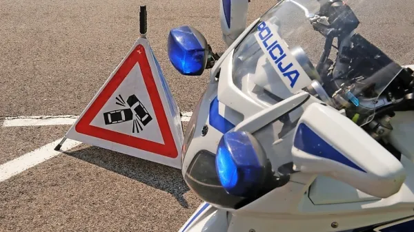 Avtomobila sta trčila med prehitevanjem