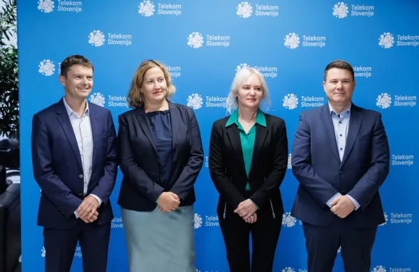 Podpredsednik uprave Bostjan &Scaron;kufca Zaver&scaron;ek, clanici uprave Irma Gubanec in Vesna Prodnik ter predsednik uprave Bo&scaron;tjan Ko&scaron;ak.