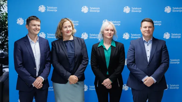 Podpredsednik uprave Bostjan &Scaron;kufca Zaver&scaron;ek, clanici uprave Irma Gubanec in Vesna Prodnik ter predsednik uprave Bo&scaron;tjan Ko&scaron;ak.