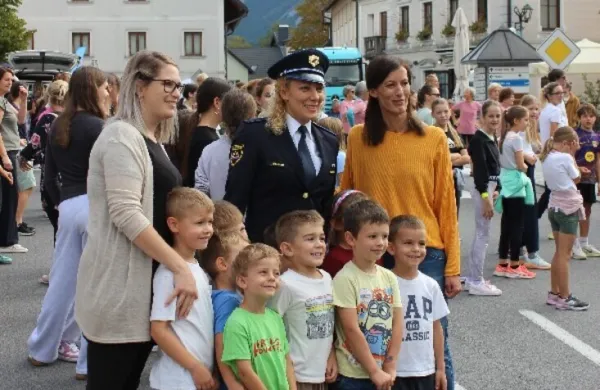 Ilka &Scaron;tuhec se je družila z mladimi na bov&scaron;kem trgu in svetovala, naj vztrajajo, tudi če ne gre vse najbolj&scaron;e. 
