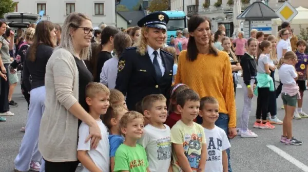 Ilka &Scaron;tuhec se je družila z mladimi na bov&scaron;kem trgu in svetovala, naj vztrajajo, tudi če ne gre vse najbolj&scaron;e. 