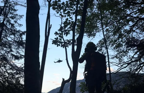 Hudo po&scaron;kodovanega otroka so oskrbeli in ga s helikopterjem letalske policijske enote prepeljali na zdravljenje v UKC Ljubljana. 