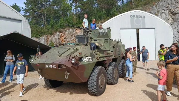 Park voja&scaron;ke zgodovine ob 20.letnici prikazal opreme Slovenske vojske, policije in enot sistema za za&scaron;čito in re&scaron;evanje