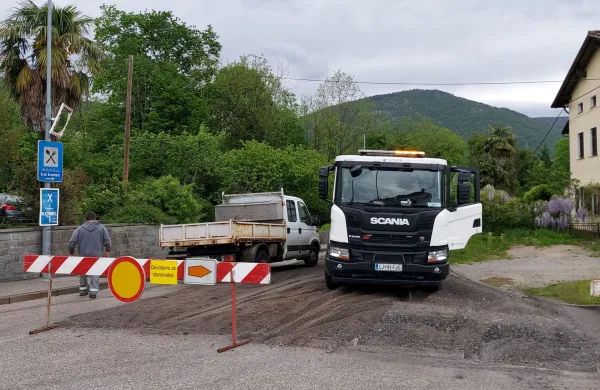 V Kromberku po vsakem malo močnej&scaron;em deževju poplavljena dvori&scaron;ča in vrtovi