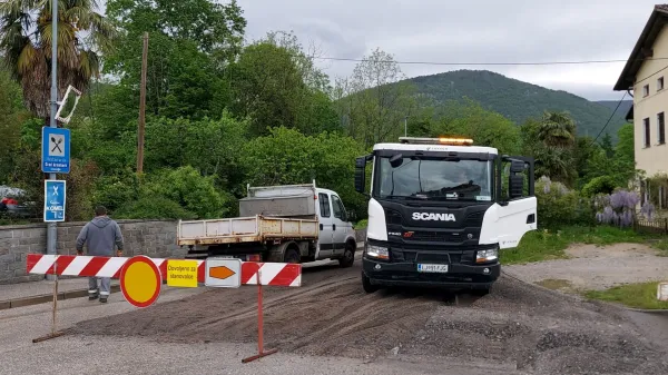 V Kromberku po vsakem malo močnej&scaron;em deževju poplavljena dvori&scaron;ča in vrtovi