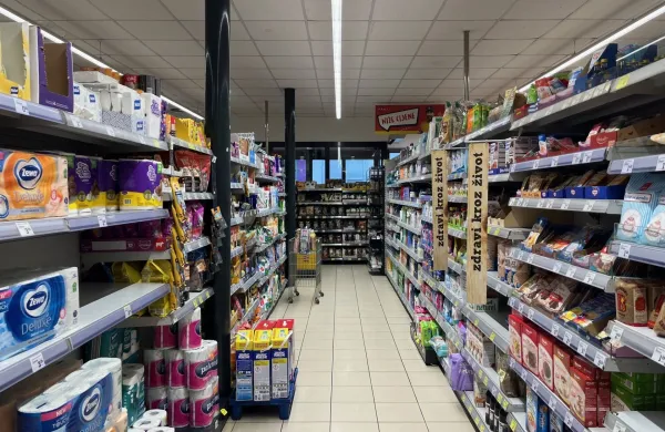 Hrvaska, Zagreb.Na Hrvaskem danes poteka bojkot trgovin zaradi previsokih cen, pobuda se je zacela na druzbenem omrezju Facebook v skupini potrosniske platforme Halo, inspektore, za katero stoji evropski center potrosnikov za izvrstnost (ECIP).