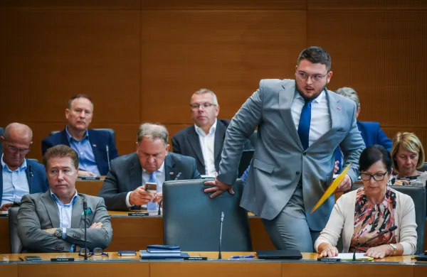 Umik točk z dnevnega reda so predlagali poslanci Slovenske demokratske stranke.