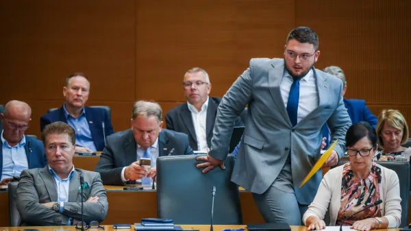 Umik točk z dnevnega reda so predlagali poslanci Slovenske demokratske stranke.