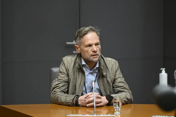 Tomaž Seljak je bil predsednik uprave Telekoma Slovenije, ko je ta podpisal pogodbo za plačilo predvajanja programov Nova24TV. 