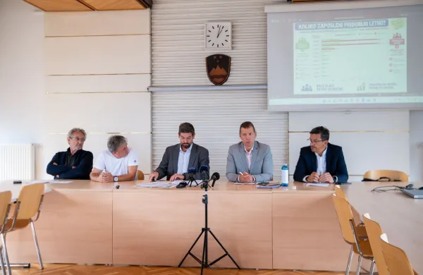 Z novinarske konference reprezentativnih sindikalnih central na temo analize fiskalnega sveta o finančnih učinkih interventnega zakona