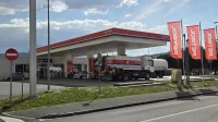 Dizel prebil dva evra, vozniki vdani v usodo