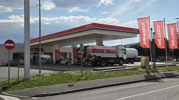 Dizel prebil dva evra, vozniki vdani v usodo
