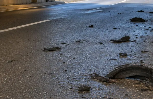 S prikolico brez gume je odpeljal naprej