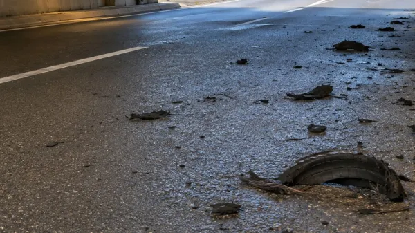 S prikolico brez gume je odpeljal naprej