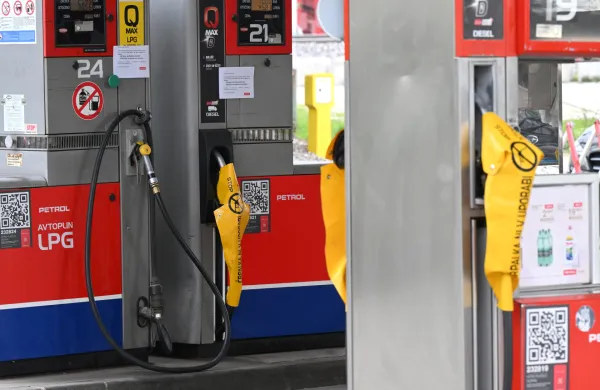 Slovenija, Ljubljana, 22.03.2026, 22. marec 2026Družba Petrol, bencinski servis, pomanjkanje goriva na črpalkah?, posel, denar, fosilna goriva, zastave, kamere usmerjene v družbo Petrol, gorivo, pokrite ročke, ljudje, družba, ekonomija odvisna od fosilnih goriv, kriza, odvisnost od avtomobilske industrije, vojna na bližnjem vzhodu, Hormu&scaron;ka ožina, bencinska črpalka, Foto:Žiga Živulović jr./F.A.Bobo