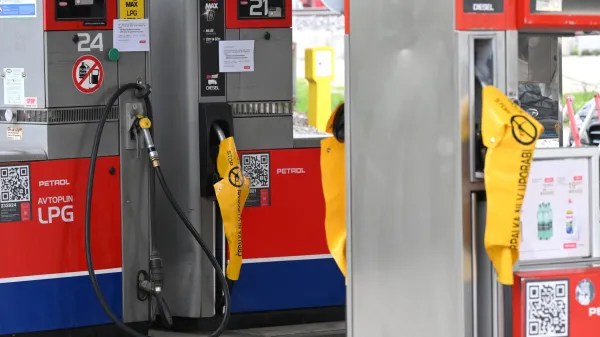Slovenija, Ljubljana, 22.03.2026, 22. marec 2026Družba Petrol, bencinski servis, pomanjkanje goriva na črpalkah?, posel, denar, fosilna goriva, zastave, kamere usmerjene v družbo Petrol, gorivo, pokrite ročke, ljudje, družba, ekonomija odvisna od fosilnih goriv, kriza, odvisnost od avtomobilske industrije, vojna na bližnjem vzhodu, Hormu&scaron;ka ožina, bencinska črpalka, Foto:Žiga Živulović jr./F.A.Bobo