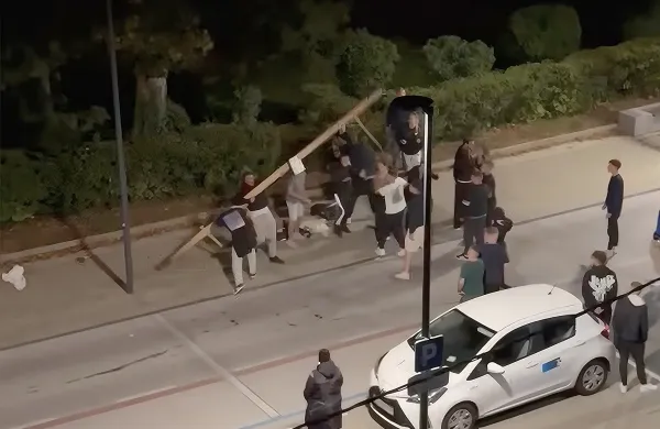 V Postojni naj bi se steplo več kot 20 mladostnikov