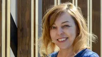 Dr. Anna Sandak iz Univerze na Primorskem o poti od laboratorijskega raziskovanja do znanstvenega vodenja