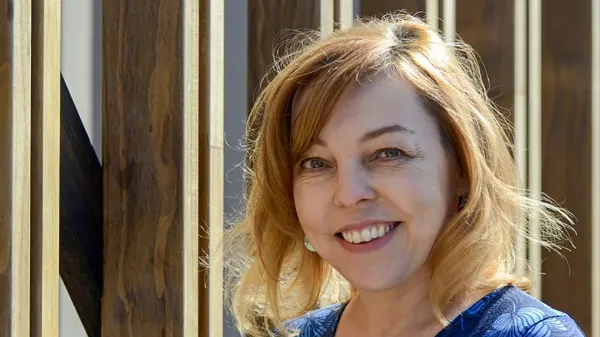 Dr. Anna Sandak iz Univerze na Primorskem o poti od laboratorijskega raziskovanja do znanstvenega vodenja