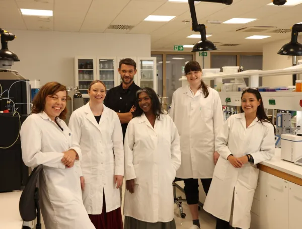Dr. Anna Sandak iz Univerze na Primorskem o poti od laboratorijskega raziskovanja do znanstvenega vodenja