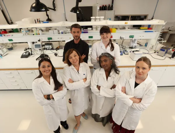 Dr. Anna Sandak iz Univerze na Primorskem o poti od laboratorijskega raziskovanja do znanstvenega vodenja