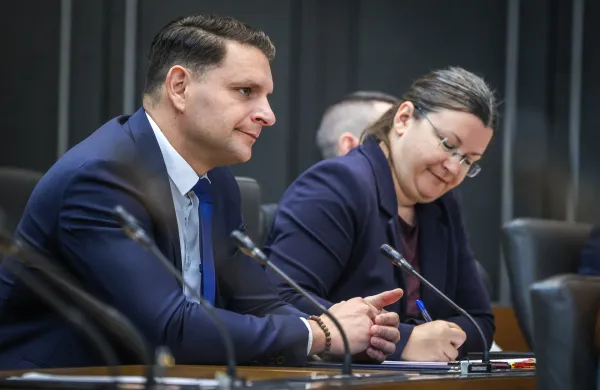 Zoran Stevanović, kljub temu, da je omogočil njegovo vlado, utegne Janezu Jan&scaron;i tudi &scaron;koditi.