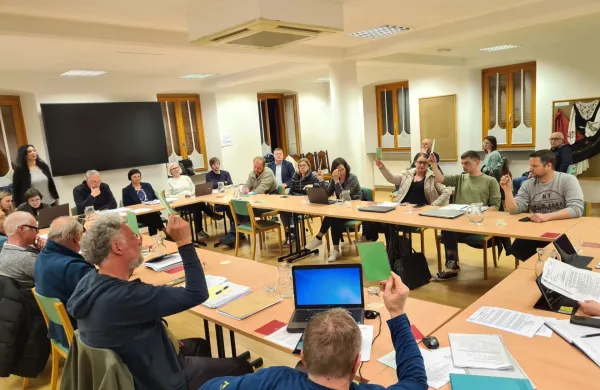 Kobarid: izredna seja je sklicana, udeležba je pod vpra&scaron;ajem