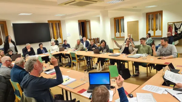 Kobarid: izredna seja je sklicana, udeležba je pod vpra&scaron;ajem