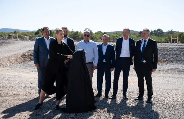 V Sežani so danes pripravili kraj&scaron;o slovesnost ob začetku gradnje novega logističnega objekta in nadaljnjem razvoju logistično-industrijskega parka Log Center Adria v neposredni bližini državne meje in avtoceste. 