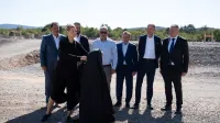 V Sežani so danes pripravili kraj&scaron;o slovesnost ob začetku gradnje novega logističnega objekta in nadaljnjem razvoju logistično-industrijskega parka Log Center Adria v neposredni bližini državne meje in avtoceste. 