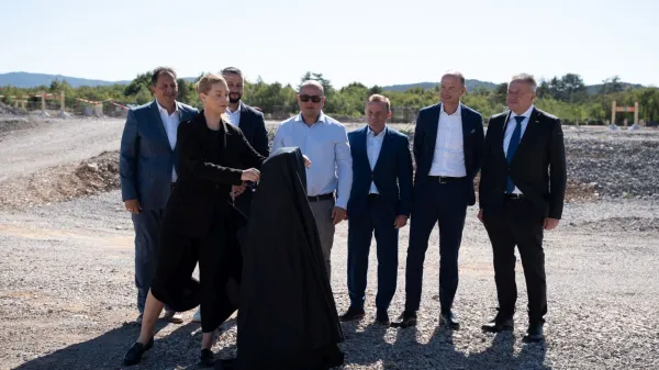 V Sežani so danes pripravili kraj&scaron;o slovesnost ob začetku gradnje novega logističnega objekta in nadaljnjem razvoju logistično-industrijskega parka Log Center Adria v neposredni bližini državne meje in avtoceste. 