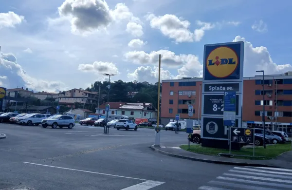 Vstop na parkiri&scaron;če Lidla v &Scaron;alari