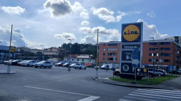 Vstop na parkiri&scaron;če Lidla v &Scaron;alari