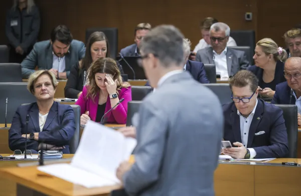 Z dana&scaron;nje redne seje DZ, na kateri so obravnavali predlog za razre&scaron;itev predsednika DZ Zorana Stevanovića ter predlog za razre&scaron;itev podpredsednice DZ Nata&scaron;e Av&scaron;ič Bogovič