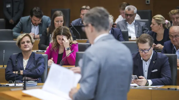 Z dana&scaron;nje redne seje DZ, na kateri so obravnavali predlog za razre&scaron;itev predsednika DZ Zorana Stevanovića ter predlog za razre&scaron;itev podpredsednice DZ Nata&scaron;e Av&scaron;ič Bogovič