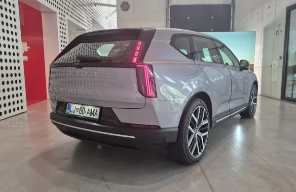 Pri Volvu pravijo, da z novim EX60 začenjajo povsem novo poglavje električne mobilnosti. Temu sledijo &scaron;e drugi modeli.