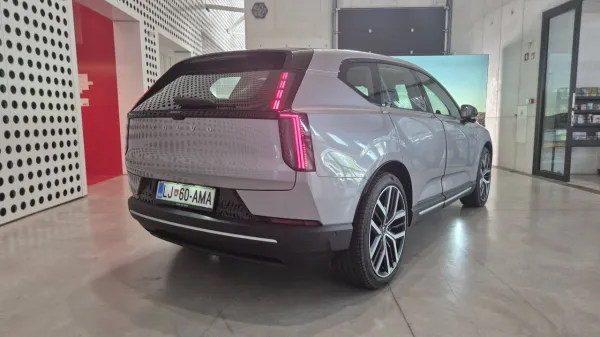 Pri Volvu pravijo, da z novim EX60 začenjajo povsem novo poglavje električne mobilnosti. Temu sledijo &scaron;e drugi modeli.