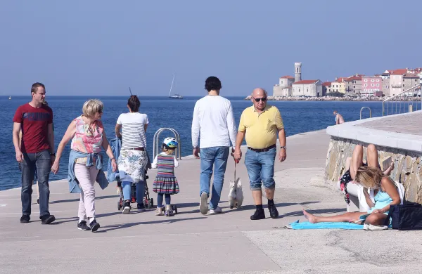 Piran, 13.10.2018Lep sončni topel jesenski dan, lepo vreme, sprehajalci