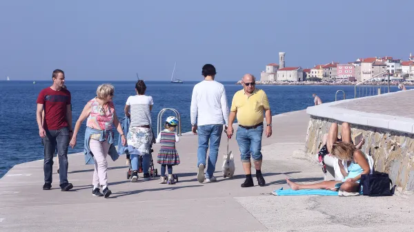 Piran, 13.10.2018Lep sončni topel jesenski dan, lepo vreme, sprehajalci