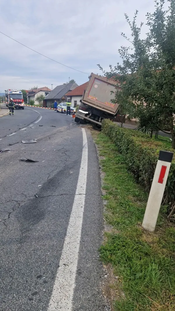 Voznica je z avtom trčila v tovornjak, ki je obstal na brežini.