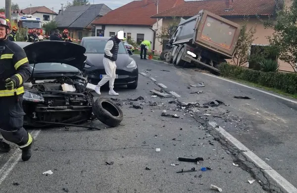 Voznica je z avtom trčila v tovornjak, ki je obstal na brežini.