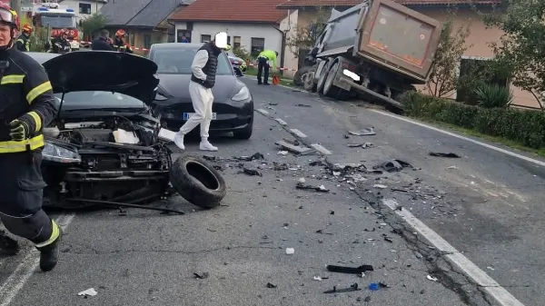 Voznica je z avtom trčila v tovornjak, ki je obstal na brežini.