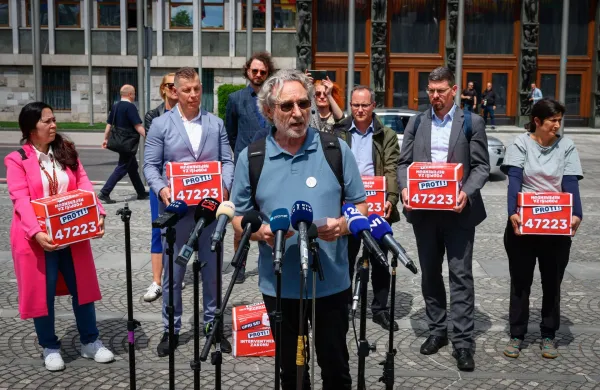 Novinarska konferenca predstavnikov reprezentativnih sindikalnih central in nevladnih organizacij pred predajo zbranih podpisov za sklic referenduma o zakonu o interventnih ukrepih za razvoj Slovenije v državni zbor.